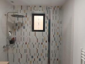 Ένα μπάνιο στο Appartement moderne dans village de charme