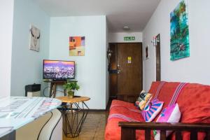 un soggiorno con divano e TV di Beautiful quiet apartment near A. Villanueva St a Mendoza