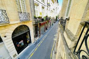 T4 apartment in the heart of old Bordeaux close to all amenities في بوردو: شارع فارغ في زقاق بين المباني