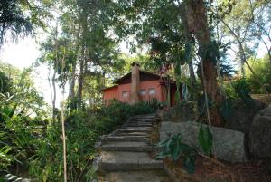 una casa en una colina con escaleras que conducen a ella en Pousada Estância Rio Acima en Itamonte