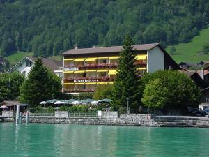 un hotel a orillas de un cuerpo de agua en Seehotel Bären en Brienz
