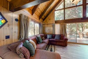 a living room with a leather couch in a cabin at Retro Cabin in Lake Arrowhead