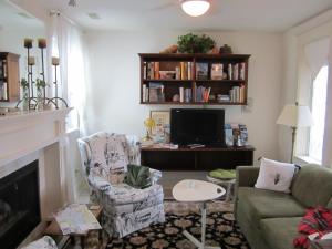 uma sala de estar com um sofá e uma lareira em Heathergate Cottage and Suites em Victoria