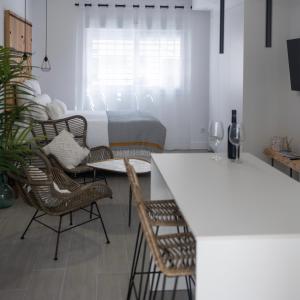 TV a/nebo společenská místnost v ubytování Lovely suites Tarifa, estudio a estrenar en el centro y muy cerca de la playa