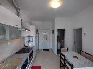 a room with a kitchen and a bed in it at Apartman MajaS 2 rooms terase parking in Makarska