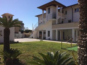 una casa con pista de tenis en el patio en Nottola B&B en Ladispoli