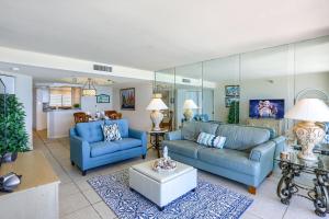 ein Wohnzimmer mit 2 blauen Sofas und einem Tisch in der Unterkunft 1506 Lighthouse Towers in Clearwater Beach