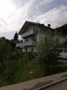 ein Haus auf einem Grashügel in der Unterkunft Appartement Christian in Bad Kleinkirchheim