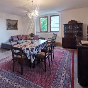un soggiorno con tavolo da pranzo e sedie di Ruhige Ferienwohnung im Gutshaus a Niederorschel