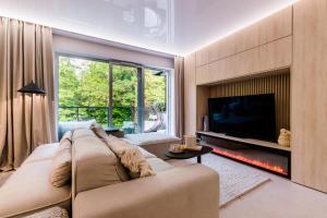 Televízia a/alebo spoločenská miestnosť v ubytovaní Apartament nad jeziorem Drwęckim Turystyczna # 17