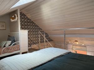 Een bed of bedden in een kamer bij Maison cosy, wifi terrasse, proche plage, gare, centre