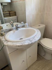 een badkamer met een wastafel en een toilet bij Maison cosy, wifi terrasse, proche plage, gare, centre in Arcachon