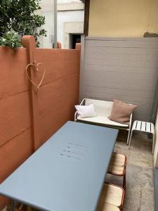 een tafel en stoelen op een patio bij Maison cosy, wifi terrasse, proche plage, gare, centre in Arcachon