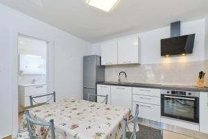 Kuchyňa alebo kuchynka v ubytovaní Apartman Ursula Stivan