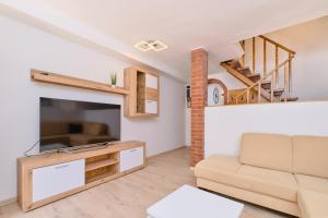 Televízia a/alebo spoločenská miestnosť v ubytovaní Apartman Ursula Stivan