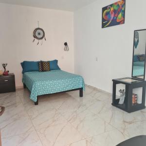 Sala de estar con cama y mesa en Apartamento Africa, en Palenque