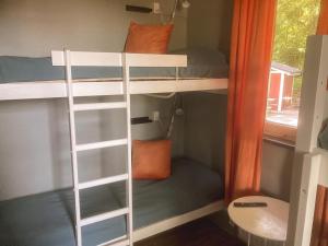 Palanda nebo palandy na pokoji v ubytování Beach House Ystad