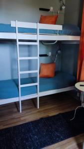 Palanda nebo palandy na pokoji v ubytování Beach House Ystad