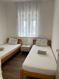 Postel nebo postele na pokoji v ubytování Apartmani Anloma Lorainne