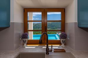 Bazén v ubytovaní Villa Evas Castle Crikvenica Riviera alebo v jeho blízkosti