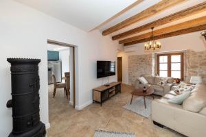 Televízia a/alebo spoločenská miestnosť v ubytovaní Villa Evas Castle Crikvenica Riviera