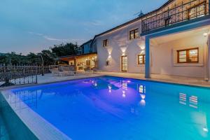 Bazén v ubytovaní Villa Evas Castle Crikvenica Riviera alebo v jeho blízkosti