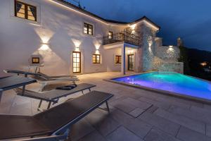 Bazén v ubytovaní Villa Evas Castle Crikvenica Riviera alebo v jeho blízkosti