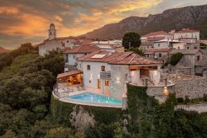 una casa su una collina con piscina di Villa Evas Castle Crikvenica Riviera a Bribir