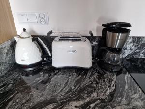un tostapane e un frullatore seduti su un bancone di Apartament Bel Mare a Międzyzdroje