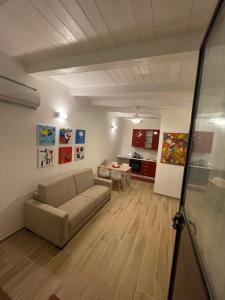 A seating area at Surfinia’s home