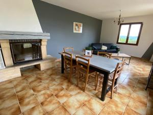 comedor con mesa y chimenea en Maison en campagne avec vue sur les Pyrénées, en Estampes