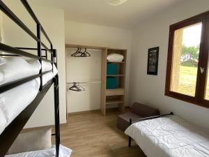 1 dormitorio con 2 literas y ventana en Maison en campagne avec vue sur les Pyrénées, en Estampes