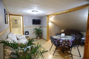 sala de estar con mesa y sofá en 3-Bedroom apt. ideal location near new river gorge, en Fayetteville