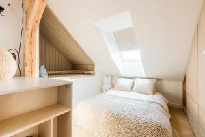 Posteľ alebo postele v izbe v ubytovaní Apartament nad jeziorem Drwęckim Turystyczna # 17