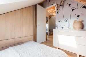 Posteľ alebo postele v izbe v ubytovaní Apartament nad jeziorem Drwęckim Turystyczna # 17
