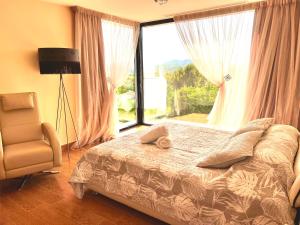 sypialnia z łóżkiem i dużym oknem w obiekcie Premium Boutique Apartments Javea w mieście Montgo +51 zdjęć