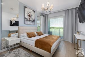 Ένα ή περισσότερα κρεβάτια σε δωμάτιο στο Polanki Aqua - Aquapark - Apartments M&M Kołobrzeg