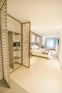 1 dormitorio con cama y espejo en Hotel Torre Poblado en Medellín