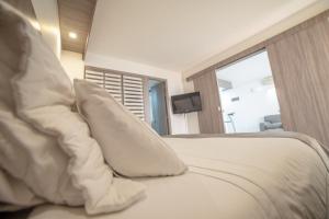 Postel nebo postele na pokoji v ubytování Hotel Torre Poblado