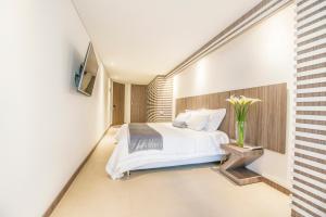 Postel nebo postele na pokoji v ubytování Hotel Torre Poblado