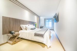 Postel nebo postele na pokoji v ubytování Hotel Torre Poblado + 32 fotografií