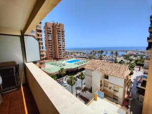 un balcon d'appartement avec vue sur une piscine dans l'établissement APARTAMENTO CERCA DE LA PLAYA CON PISCINA, à Fuengirola