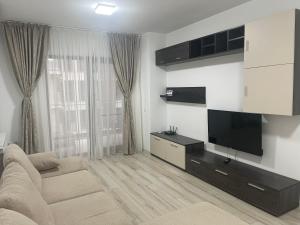 Μια τηλεόραση ή/και κέντρο ψυχαγωγίας στο Moghioros Park Residence Apartment