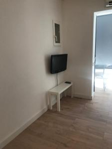a room with a tv and a table with a television at Studio 2 adultes 2 enfants Sanary sur Mer à 800m de la mer in Sanary-sur-Mer