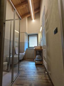 een badkamer met een bad, een toilet en een wastafel bij Appartamenti il bersaio Alloggio 3 in Sambuco