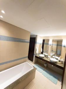 Un baño de Luxury 2 bedroom Apt in The Pearl with Marina view