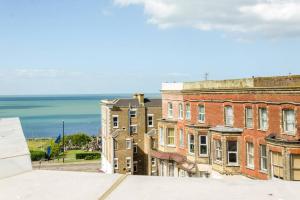 Photo de la galerie de l'établissement Relaxing Retreat with Terrace & Sea Views - Sleeps 4, à Kent