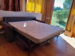 a bed in a room with a mattress on it at Appartement individuel rez de jardin 3 a 5 personnes proche Albi in Cadalen