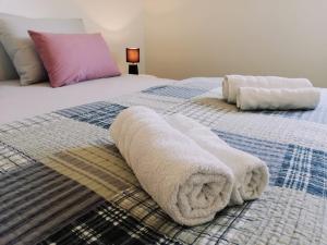 a bedroom with two white towels on a bed at Apartman Aria in Dugi Rat