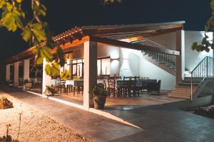 een patio van een huis met een tafel en stoelen bij Agriturismo Irghitula in Posada